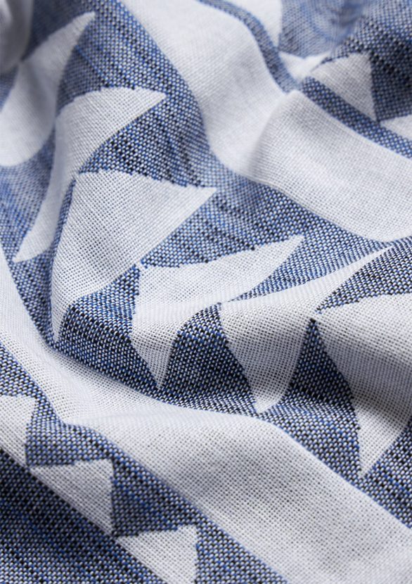 Toalla de playa – estampado geométrico en blanco y azul