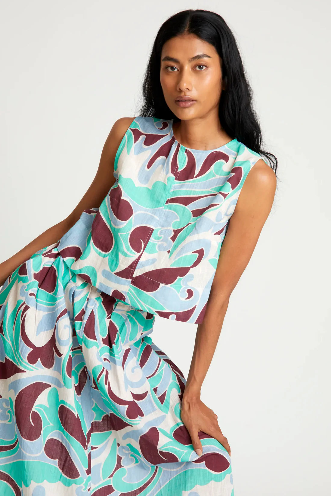 Top corto sin mangas – estampado turquesa y marrón