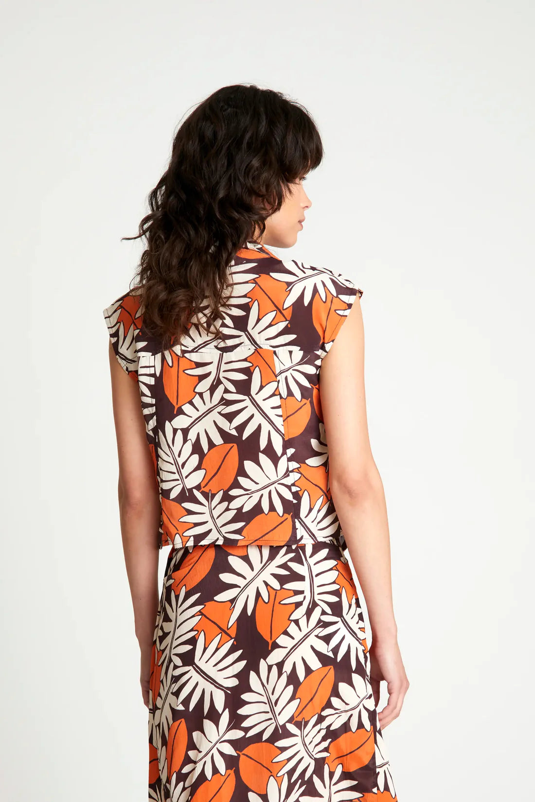 Top sin mangas – estampado floral vegetal