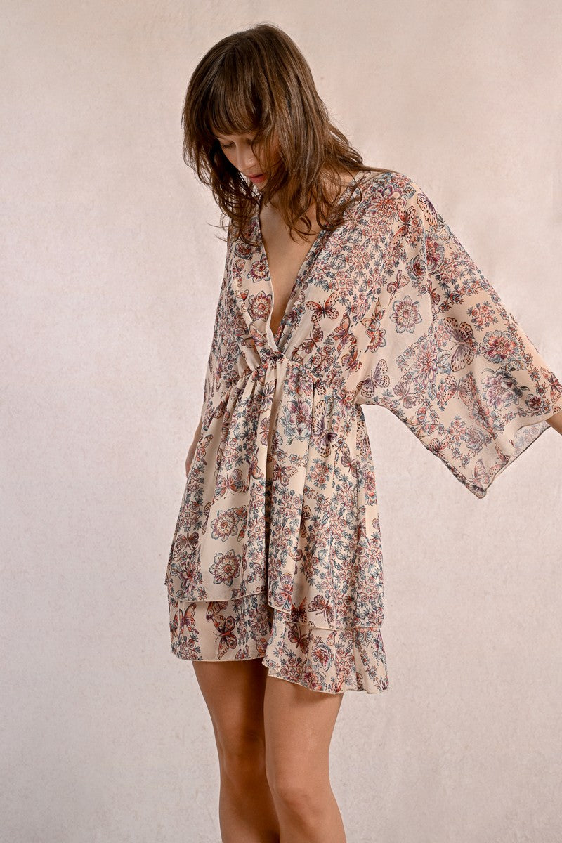Vestido con estampado – mangas mariposa y volantes