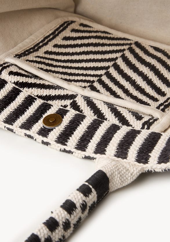 Bolso mini tote – diseño gráfico blanco y negro