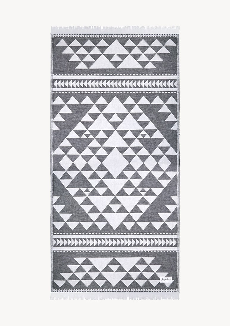 Toalla de playa – estampado geométrico en blanco y negro