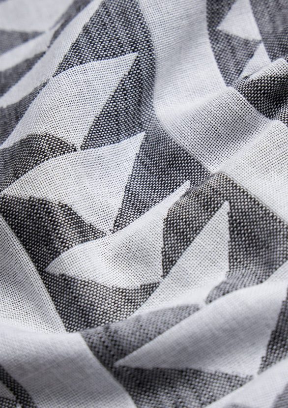 Toalla de playa – estampado geométrico en blanco y negro