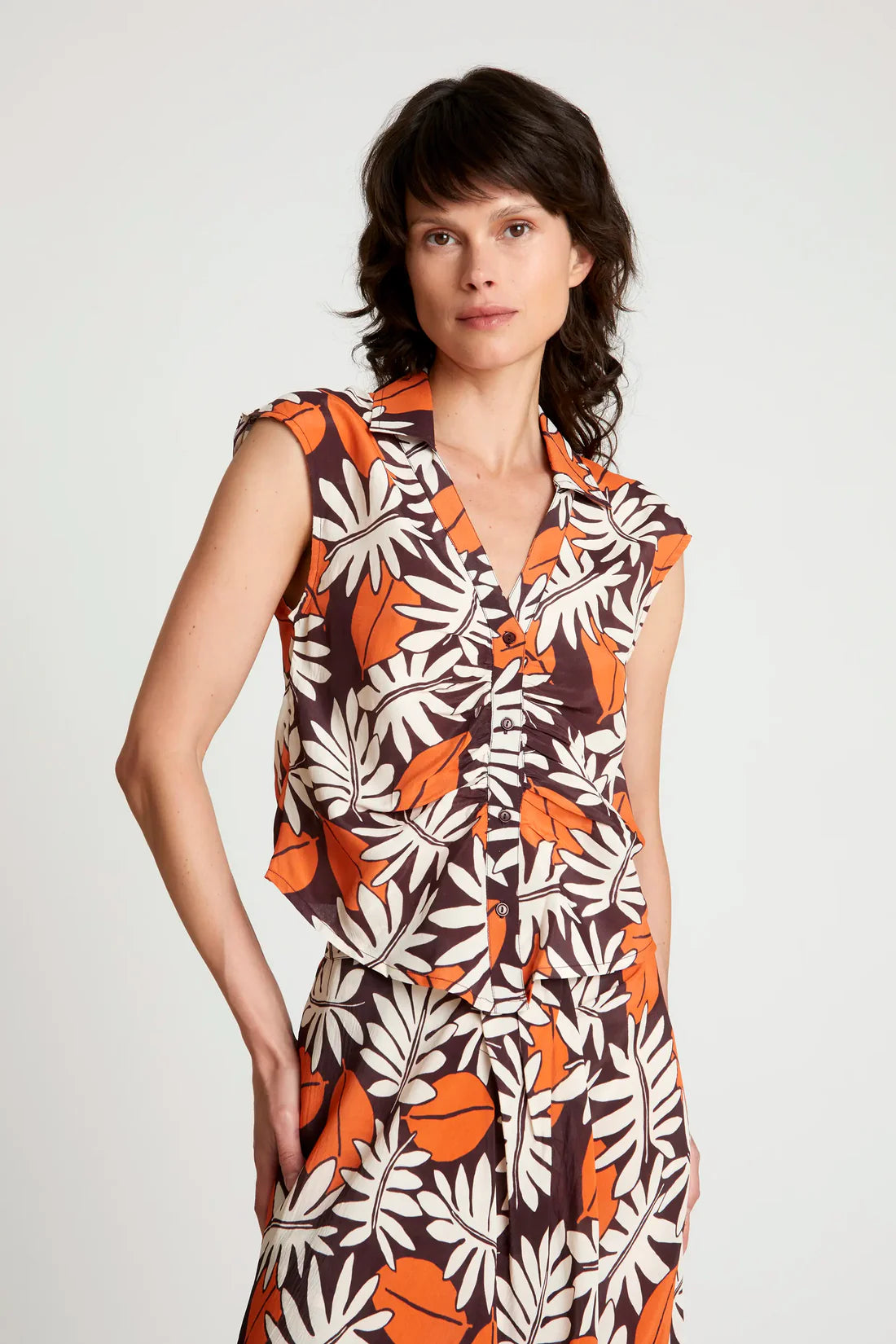 Top sin mangas – estampado floral vegetal