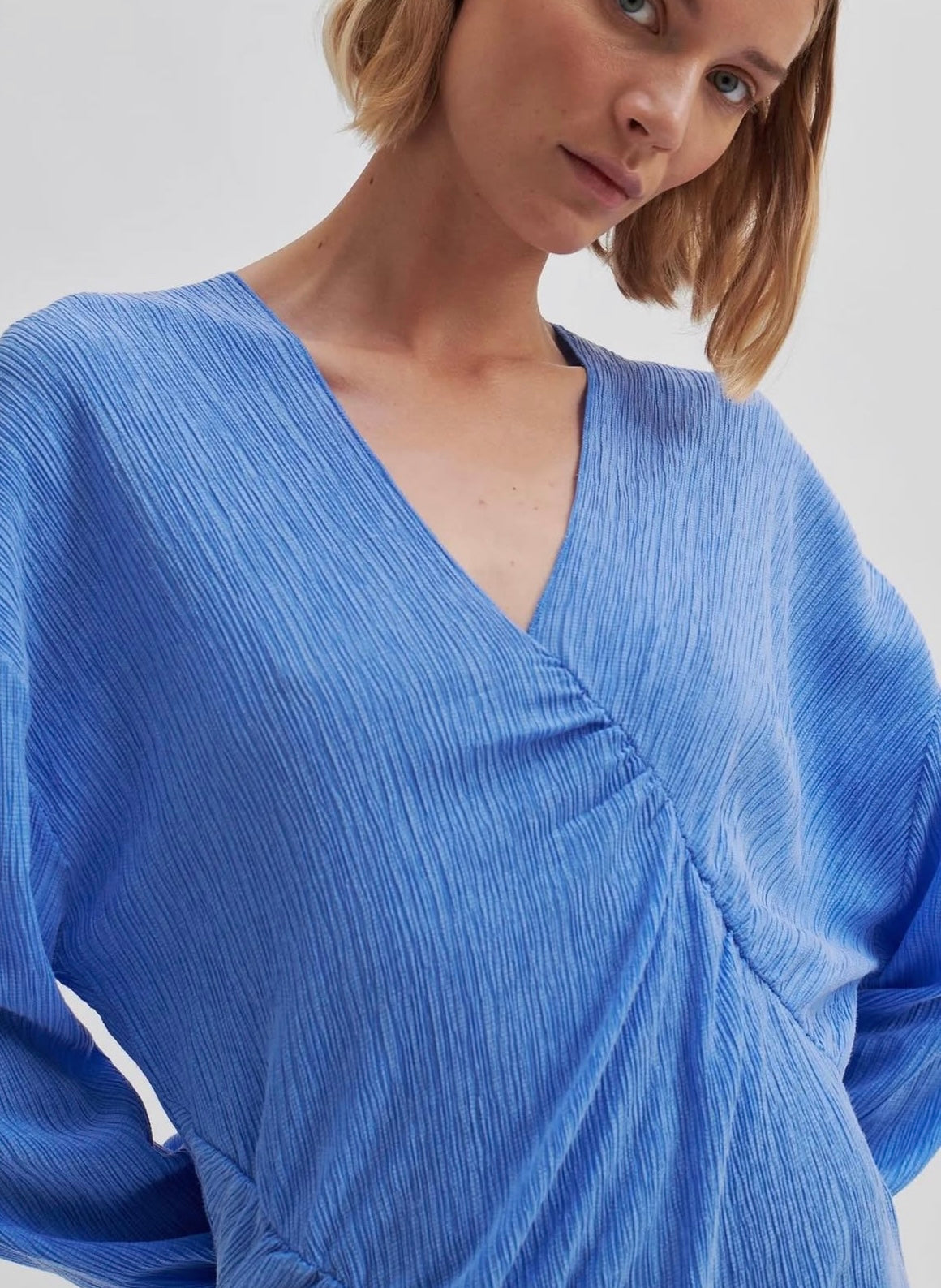 Vestido de lyocel azul con drapeados